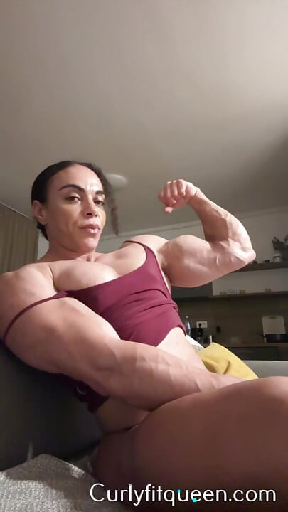 Ateşli bir solo performansta, MILF Tit vahşi bir düzensizlik avlıyor
