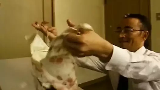 Tombul Asyalı genç kız aynı anda iki sert alıyor