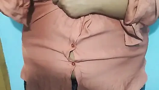 19 yaşındaki kız cinsel olarak uyandırıldığında odada tek başına seks yapıyor