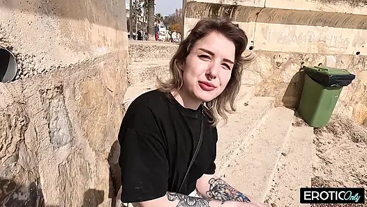 Alman kaltak avcısı otel odasında ıslak genç kızı sikiyor!