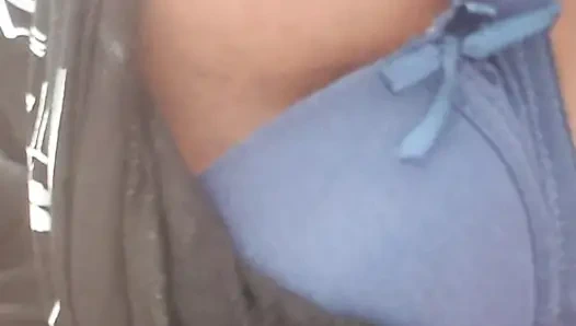 Göğüslerimle oynuyorum