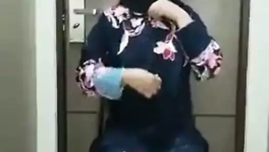 Tudung tesettür kız maske ile oyuncak parmak şeritler