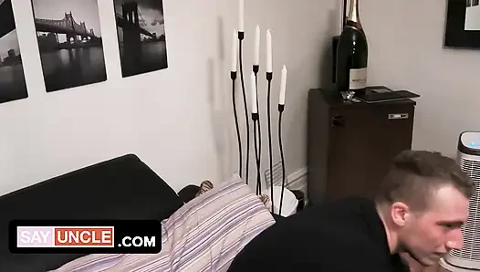 Çekici genç kız William Moore aldatan kız arkadaşını en iyi arkadaşıyla intikam alıyor