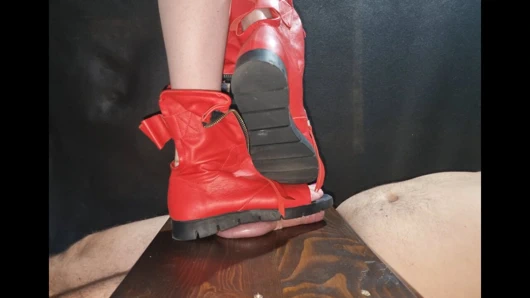 Testis püresi taşaklar - taşak ezme topu güçlü tabanlara sahip kırmızı sandaletlerle ayakta