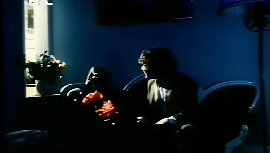 Dim İtalyan ışıklarının altında şehvetli sikişiyor