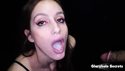 Duvar deliği sırları - azgın Nadia Noja yarak emiyor ve her damla dölünü yutuyor