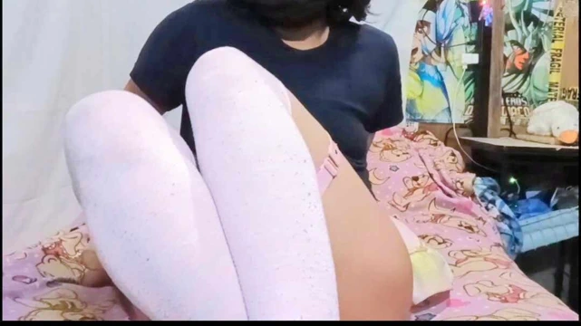 Çoraplı sıkı amcığıma mastürbasyon yapıyorum