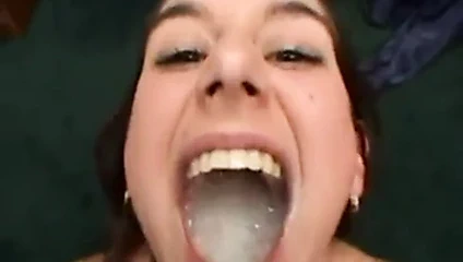 Müzik videosunda her yerden yarak görüyor