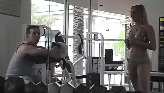 Janice Campbell erkeğini mutlu etmek için bol miktarda yarağı gırtlağına kadar alıyor ve hatta meme implantı almak için dışarı çıktı