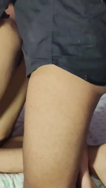 Захватывающий момент из "горячая юная пара занимается романтическим сексом в их гостиничном номере"