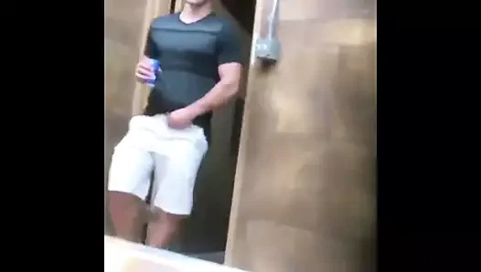 Sevimli genç adam çiş