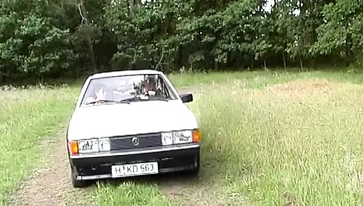 Ateşli bir Alman genç kız açık havada çifte boşalıyor