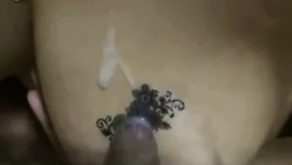 Cumshot üzerinde bir büyük boob fahişe ile dövme