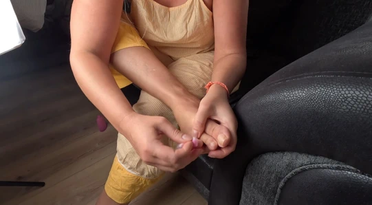 pedikür kızı ojeyi çıkarıyor