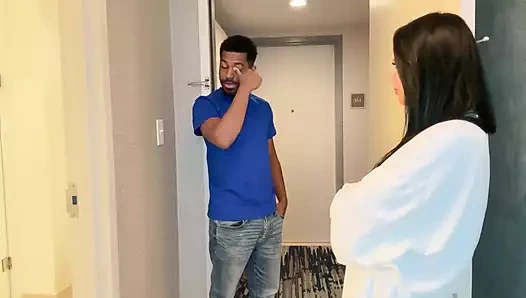 Sürtük orta yaşlı seksi kadın piper otelinde büyük zenci yarağı tarafından sikiliyor