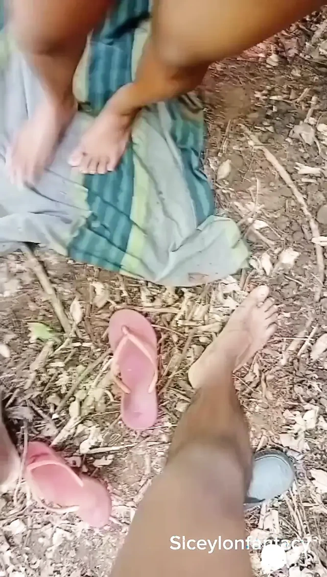 Kocası Ormanda Çalışırken Evli Kadın Komşusuyla Sikiliyor