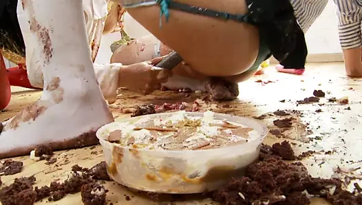 Yerde bir yemek fetişi ile esmer ve kızıl saçlı fahişeler