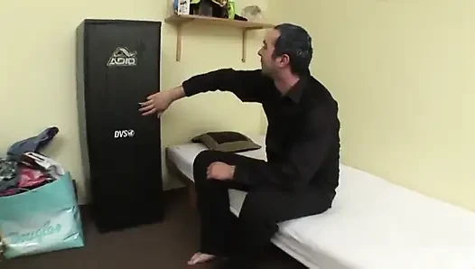 Büyük memeli sarışın hatun amcığını büyük yarakla parçalıyor
