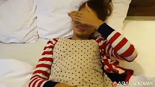 Asiansexdiary utangaç Asyalı genç kız büyük yarakla dolduruluyor