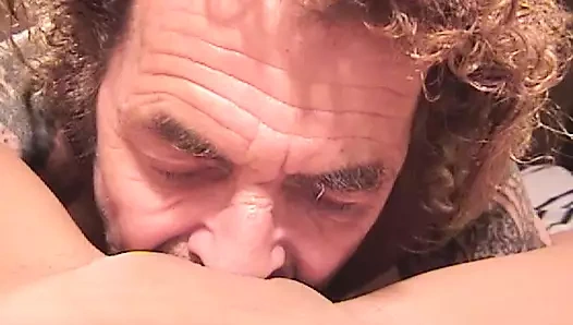 Çarpıcı hatun duşta mastürbasyon yaparken yakalandıktan sonra dışarıda yalanıyor