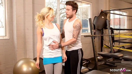 Taytlı ateşli genç kız spor salonunda sikişiyor