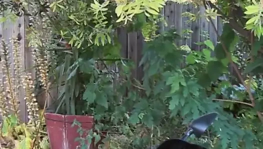 Uzun saçlı adam aletini şehvetli zenci kadın açık havada sikiyor