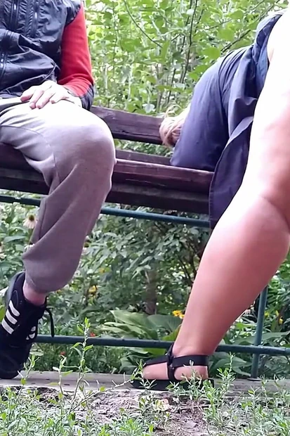 Мачеха писает, стоя, как корова, наклоняясь и широко раздвигая ноги