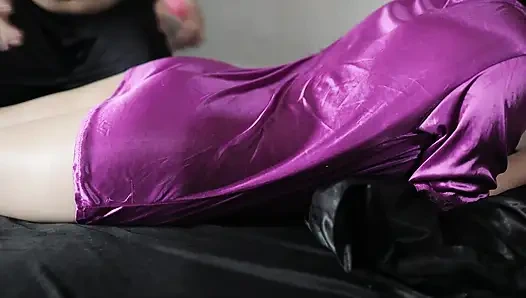 Müslüman hintli tesettürlü bebek saten elbise giyiyor - büyük sulu göt sallanıyor ve kendi tarafından sikiliyor