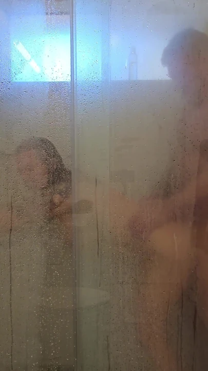 Gerçek çift amatör duşta seks ev videosu