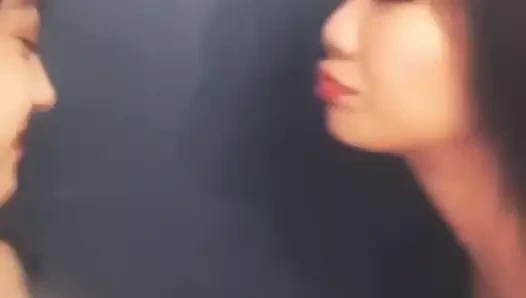 Kız kardeşinle oyna.