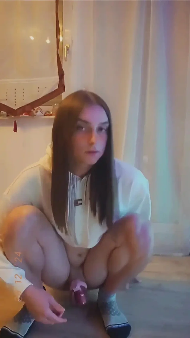 Glittergiiiirl bekaret kafesinde dildoya biniyor kilitli