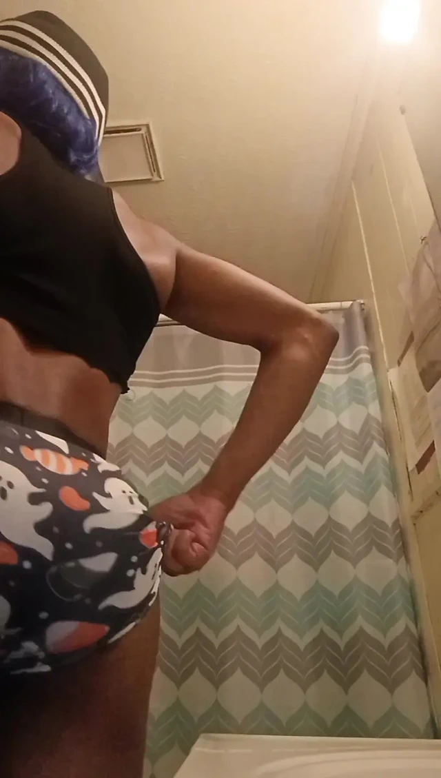 Sevimli gotik travesti boşalmak için ürkütücü şort kullanıyor