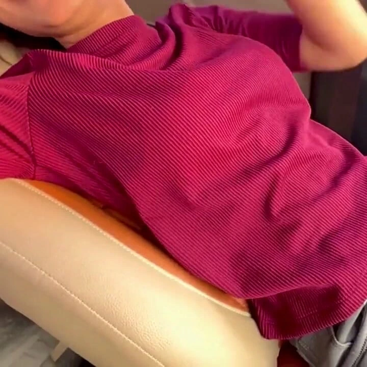 Hintli kız erkek arkadaşına arabada sakso çekiyor