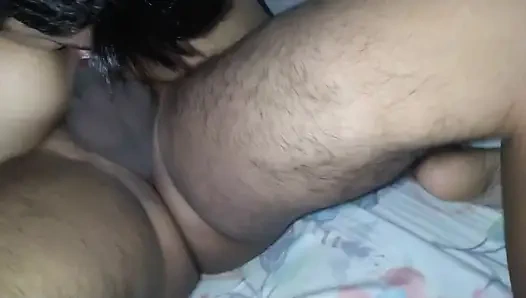 Aldatılan kocam arkadaşıyla sikişirken götümü yalıyor ve amımı yalıyor sonra ikisi de beni döllüyor