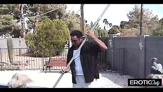 Deutsche Hausfrau führt ihn in Versuchung auf der Terrasse