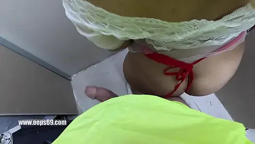 Tuvaletin Dışındaki Bir Parti Partisinde Karımı Bilinmeyen Raver Bir Adamla Büyük Götünü Sikerken Dans Ederken Yakaladım