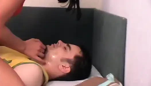 Alida erkeğine tükürüyor