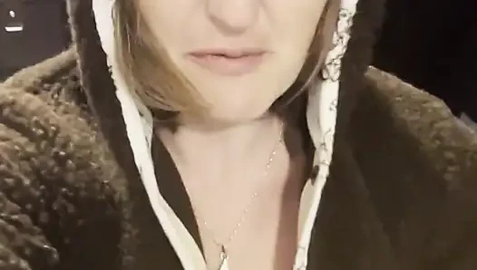 Komando ve soyunma odası olmayan bir dükkanda kıyafet deniyor!