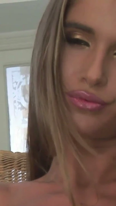 Seksi Sıcak İnce Porno Yıldızı Oyuncak Yardımıyla Orgazma Ulaşıyor | Bölüm 1