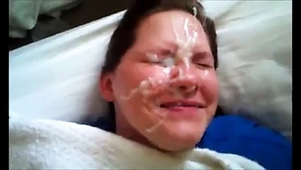 Kız arkadaşı yüz için bekliyor