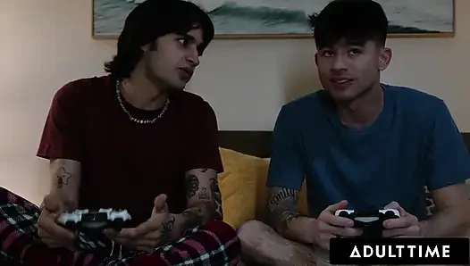 ADULT TIME - şok olan adam ateşli üvey anne Aderes Quin'i en iyi arkadaşı tarafından sikilirken yakalıyor