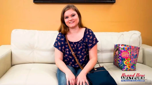 Minyon büyük memeli üniversiteli kız Lauren sikilip boşalmadan önce yarak emiyor!