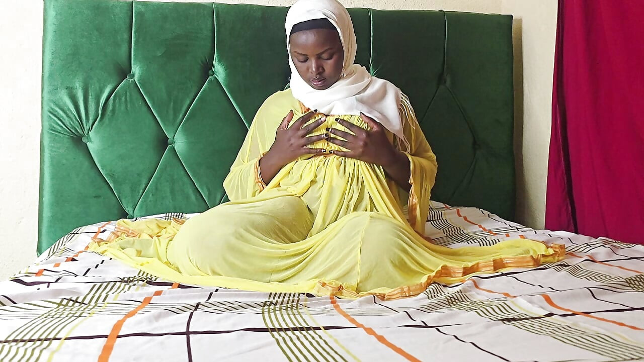 SUDANLI MÜSLÜMAN KADIN AMINI OKŞUYOR ISLAK AMCIĞI VAR