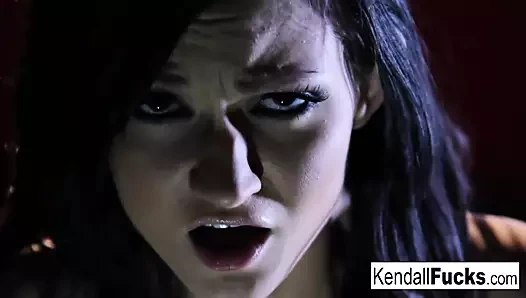 Kendall onu kedi ıslakken çok fazla eğleniyor