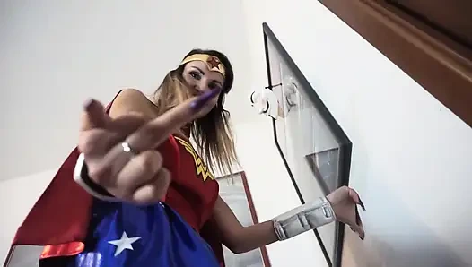 Kostüm giymiş kadın kölesi üzerinde duruyor