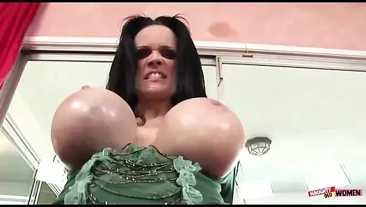 Bu esmer orta yaşlı seksi kadını mutlu etmek ve memnun etmek çok çaba istiyor