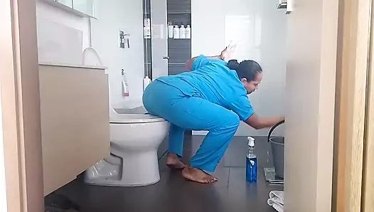 Bu hizmetçi işini nasıl sürdüreceklerini biliyor.