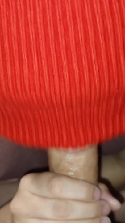 Dar bir ağız, ateşli sperm patlamadan önce babasının büyük güçlü yarağını yutuyor!