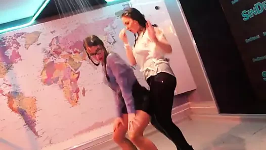 ıslak bir fırtınada sallayarak sarışınlar