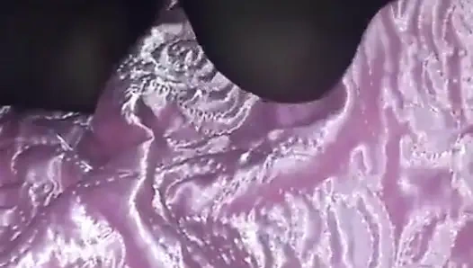 Porno kız külotlu çorapla mastürbasyon yapıyor ve bakış açısıyla inliyor